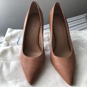 Tan embossed leather Pour la Victoire pumps